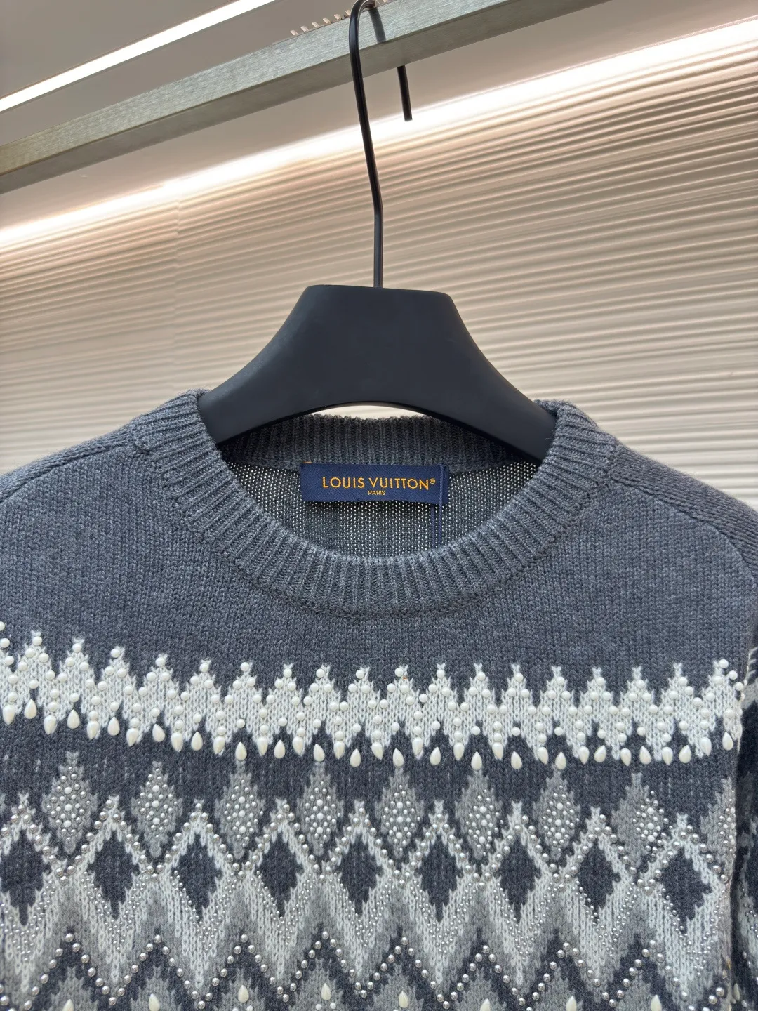 LOUIS VUITTON diamond-filled snowflake sweater ●Authentic product: 27500 purchased and developed ●Item number: 1680456-D60 ●Fabric: wool fabric ●Technology: knitted production ●Version: fitted version ●Weight: about 775 grams ●Size: The overall particles of the imported beads are uniform in color and full of brightness. The number and size of the beads are at the limit, and they are particularly easy to position. The beads are placed manually, from large to small, and the cannon beads are manually placed each time. A piece of clothing needs to be manually placed in dozens of positions, which is super time-consuming. The labor cost alone is equivalent to the cost of an ordinary sweater. The process is extremely complex and cumbersome. The high-temperature operation of a pneumatic heat press machine positions the beads in an array and combination. The overall wiring is straight and delicate, the fabric is comfortable and soft, and the color is consistent without color difference. It can be matched with the same style to create a fashionable look and control various occasions. Customized accessories, complete with three standards, same style for men and women!